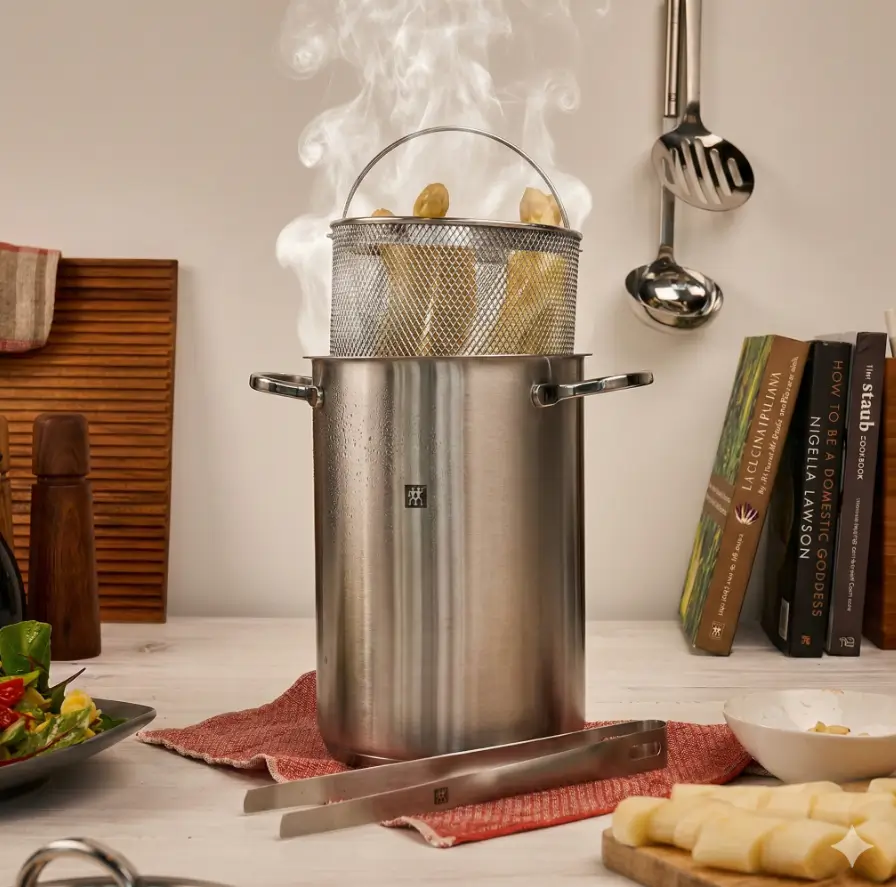 Panela Zwilling em uso com cesto de massas